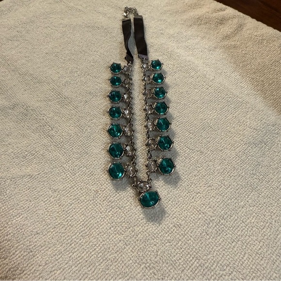 Avon Silver and green gemstone ribbon/metal Necklace vintage - Picture 2 of 5